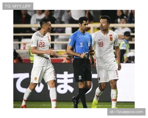 拉人犯规的判罚标准及裁判执行规则详解